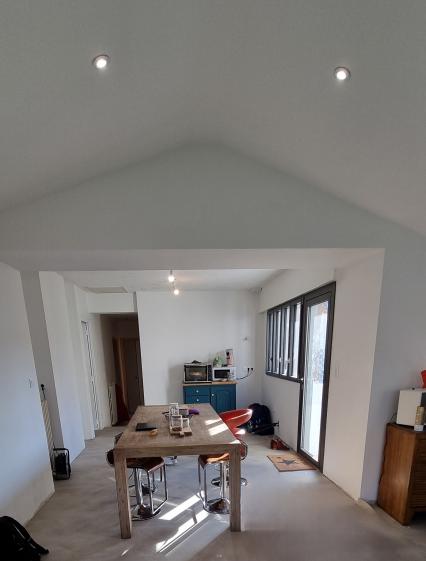 vers future cuisine. Passage entre extension et existant