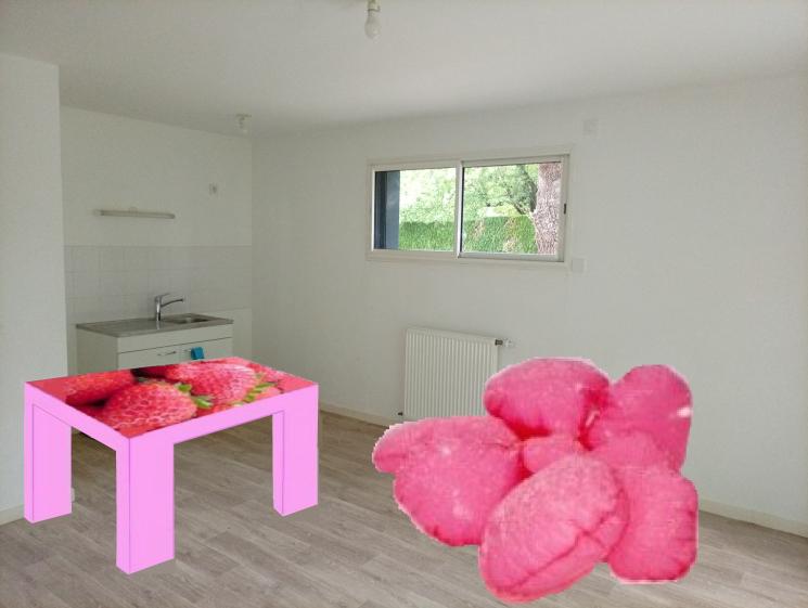 Table et canapé pour accueillir des enfants