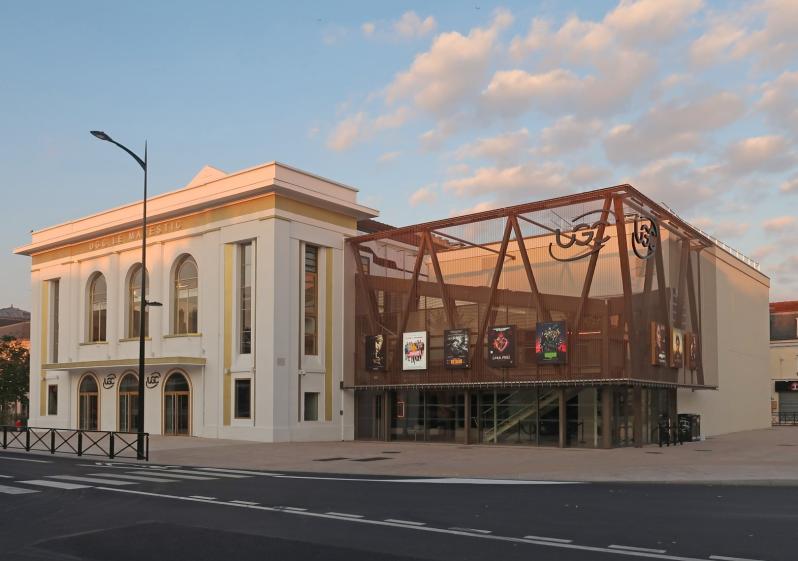 Une résille métallique remet en premier plan l'architecture du bâtiment "Arts Déco"