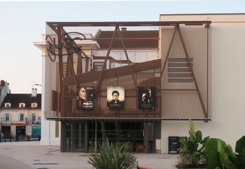 La résille métallique intègre les affiches des films programmés