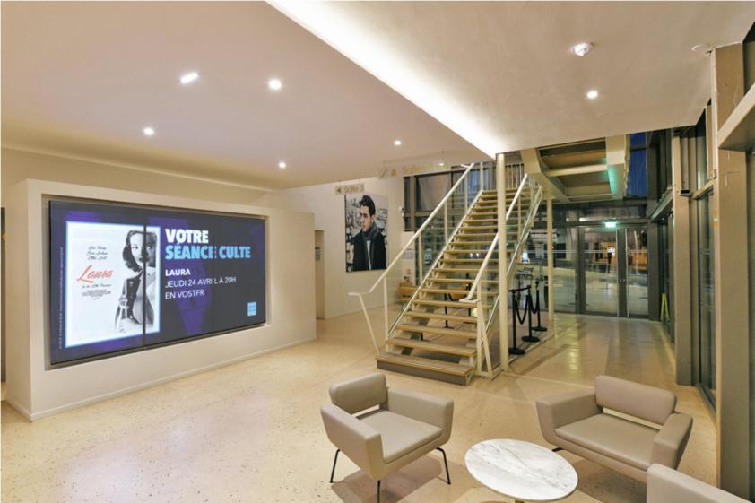 Les circulations intègrent des espaces d'attente sobres et confortables