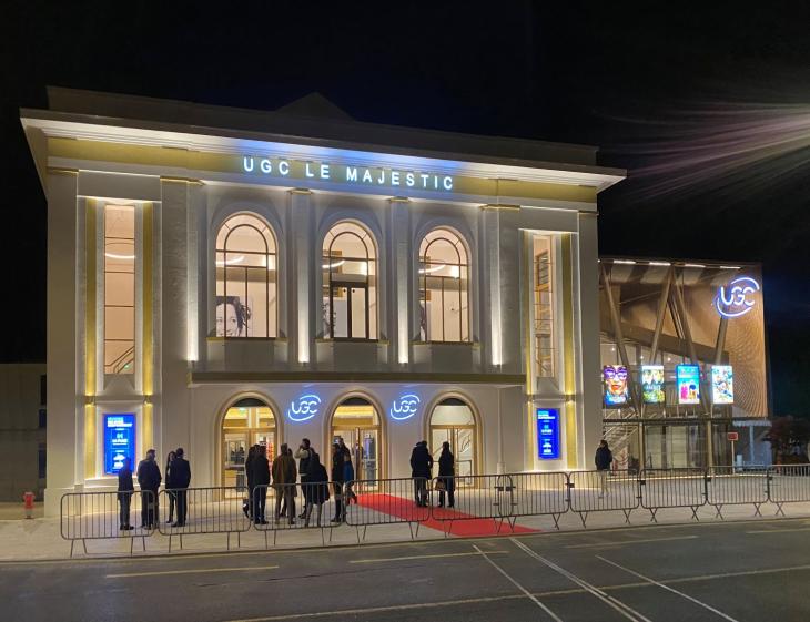 Façade du complexe cinématographique de nuit