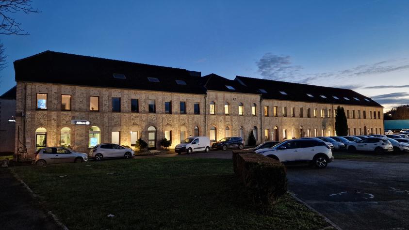 Façade principale des casernes, actuels locaux du CSD