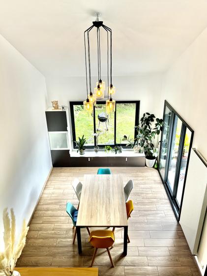 Vue sur la salle à manger depuis la mezzanine