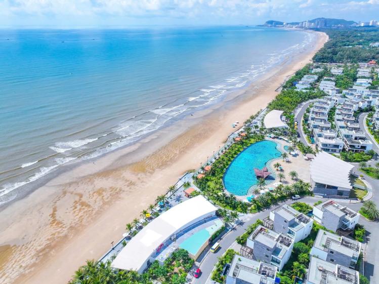 Beachclubs du complexe hôtelier durable The Maris Vung Tau 