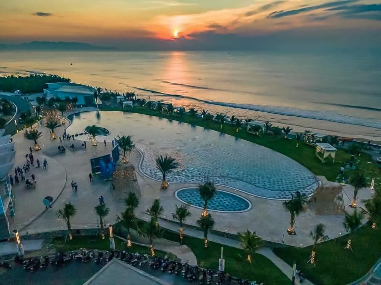 Piscine infinity Beachclubs du complexe hôtelier durable The Maris Vung Tau 