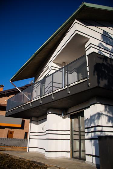 Balcon filant en porte-à-faux – détail constructif et qualité d'exécution Détail façade – traitement des modénatures et insertion contextuelle