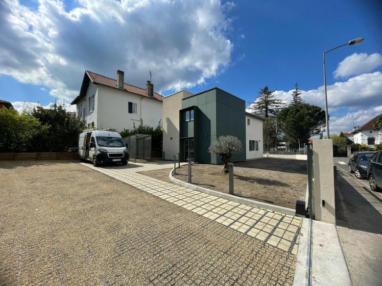 L'accès piéton et véhicule se situe à l'arrière du terrain avecrevêtement de surface semi-perméable.