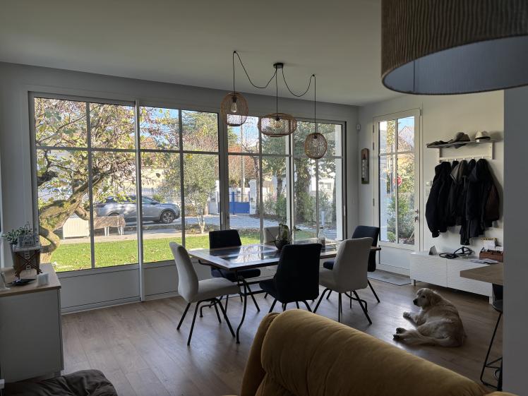 Vue intérieure largement ouverte sur le paysage, depuis le salon