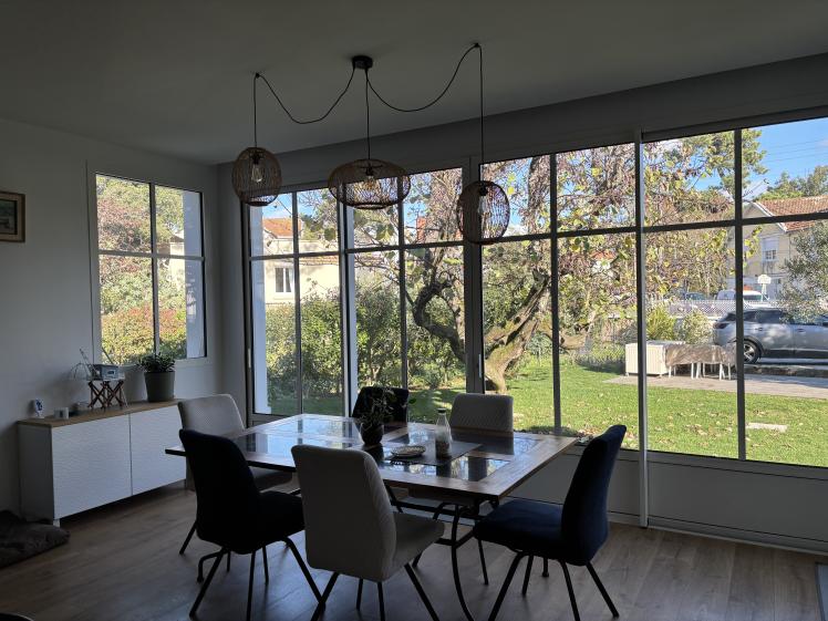 Vue intérieure largement ouverte sur le paysage, depuis la cuisine