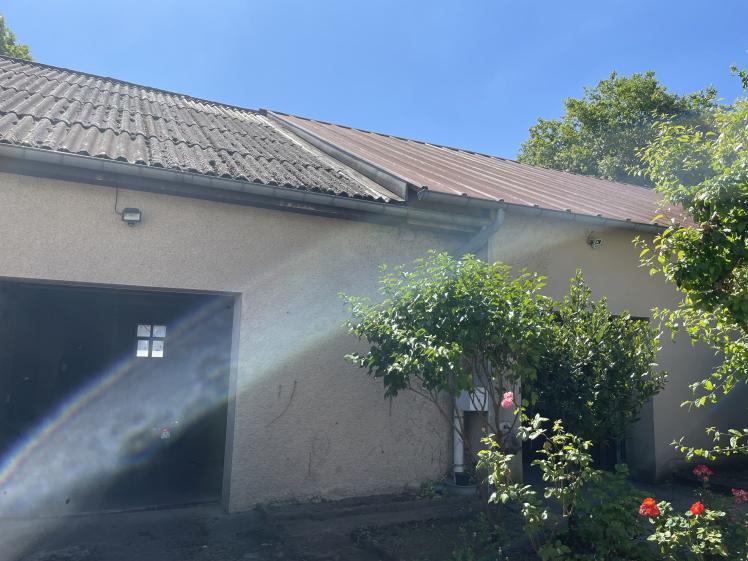 Façade avant d’un ancien bâtiment à usage d’ateliers avant réhabilitation en logement à Ars-sur-Moselle