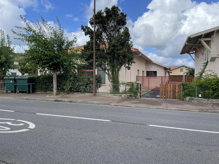 La garderie s'intègre trés discrètement dans l'environnement existant.