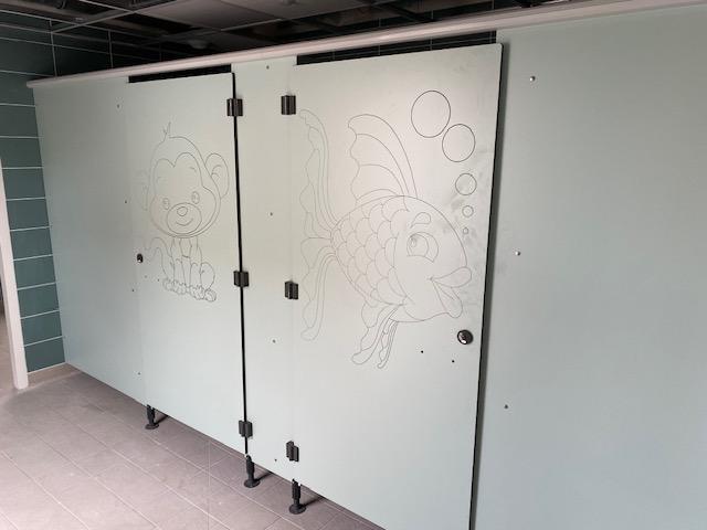 Les sanitaires maternelles et primaires sont accessibles depuis l'intérieur mais également depuis la cour.