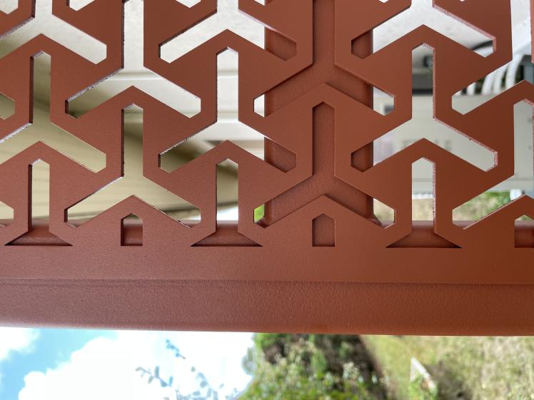 Les clôtures et cache PAC sont traités en tôles aluminium perforée.