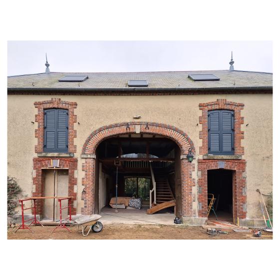 Façade monumentale des anciennes écuries du Château