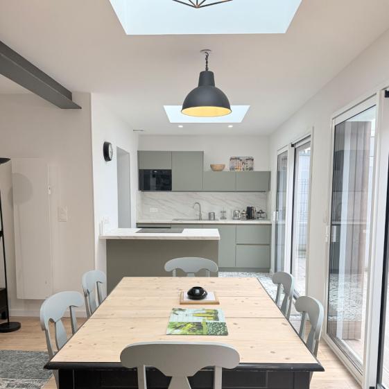 Des espaces intérieurs de plain pied et lumineux.