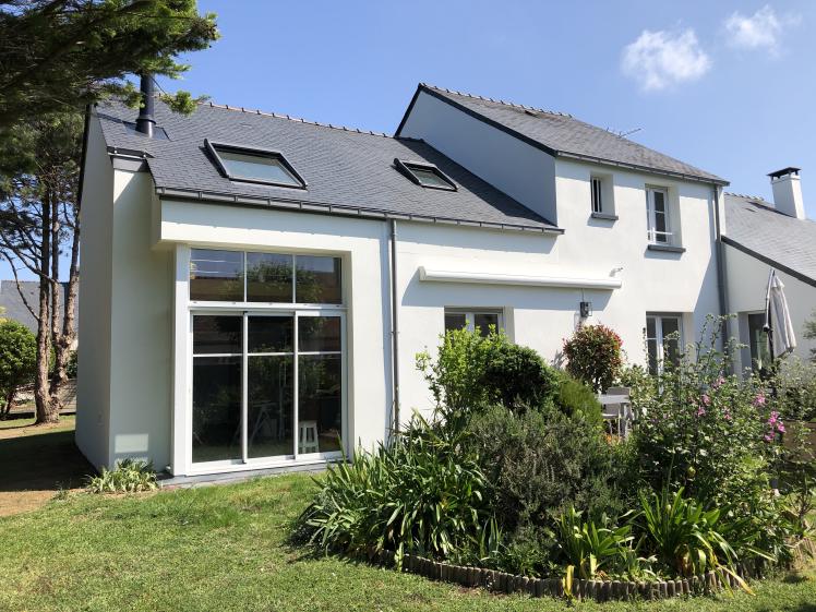 Vue de la façade jardin avec sa grande ouverture d'angle