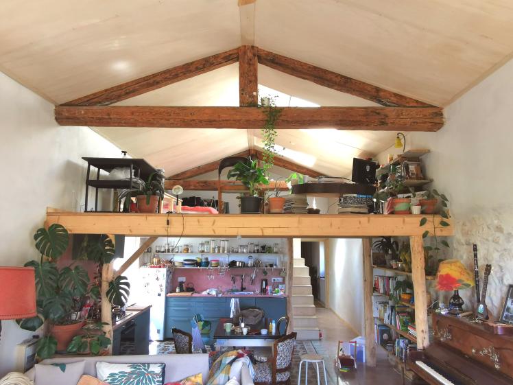la pièce à vivre avec sa double hauteur