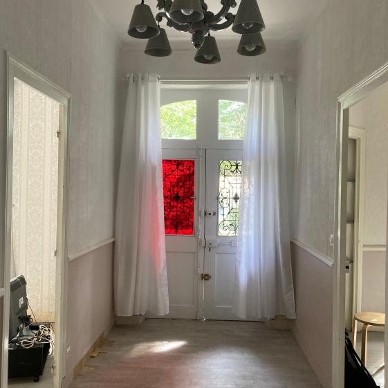 Etat AVANT travaux de l'entrée ; espace à l'ancienne, très cloisonné