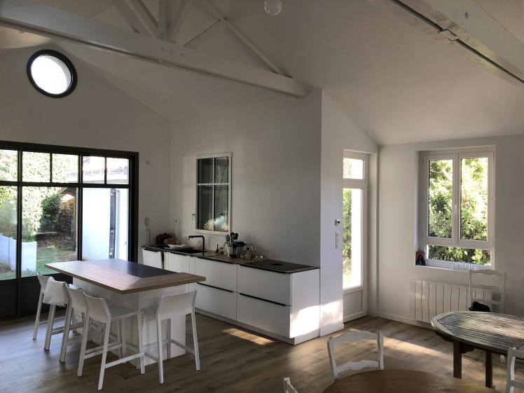 Vue intérieure vers la cuisine et la porte d'entrée