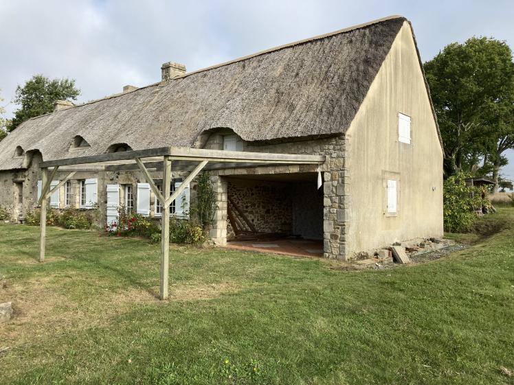Vue extérieure de l'état du préau avant travaux ; localisation de la future cuisine