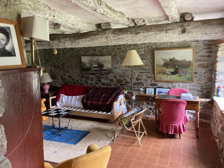 Vue intérieure avant travaux ; joints ciment non respirant, faibles hauteurs sous plafond et remontées d'humidité au travers de la dalle