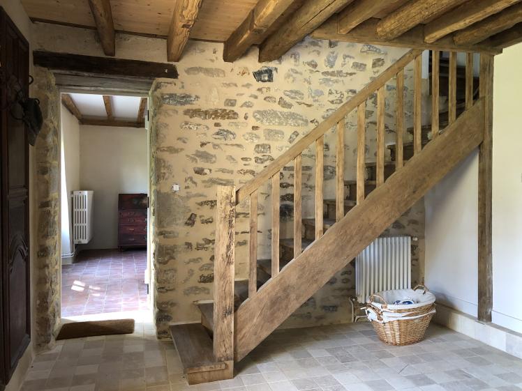 Escalier rénové et mur entrée traité en enduit à pierres vues