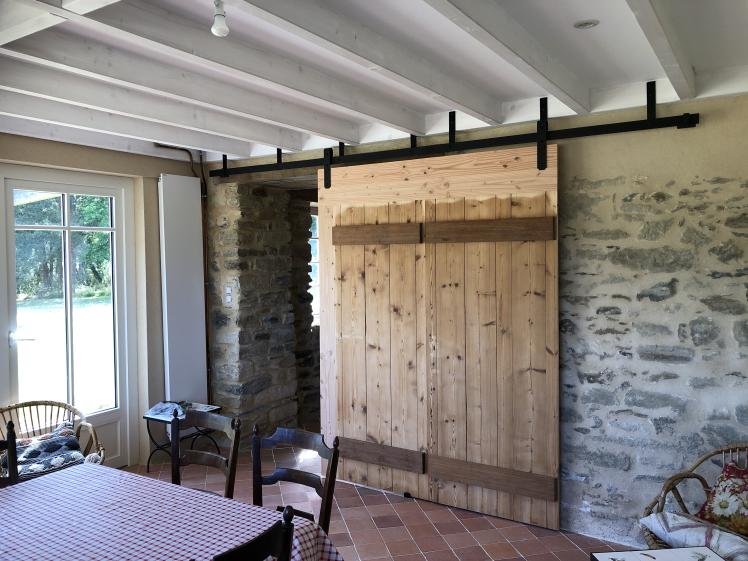 Porte coulissante fabriquée à partir de portes bois existantes 