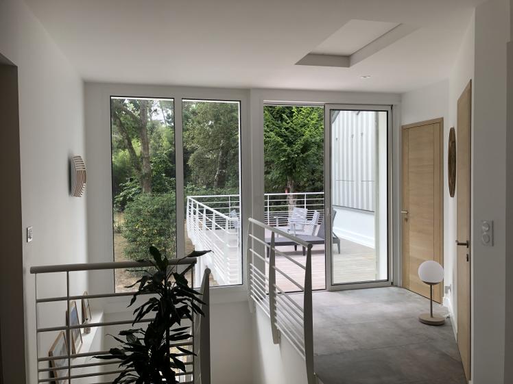 Vue vers l'escalier et la terrasse arrière