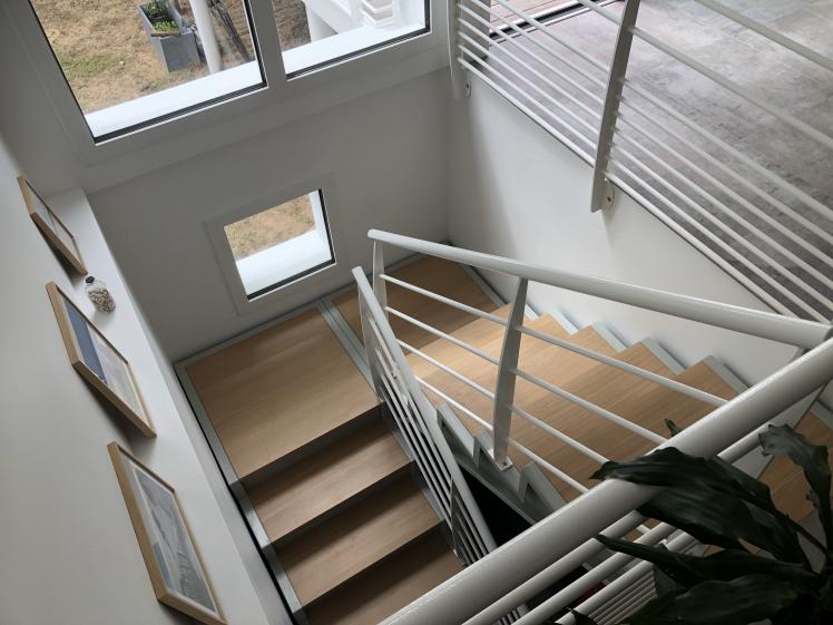 Création d'un escalier en communication entre le RDC et le niveau de vie à l'ETAGE (communication initialement non présente)