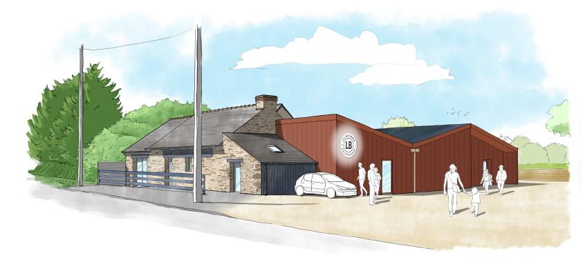Illustration d'architecture colorée au style esquisse représentant un projet d'extension d'un bâtiment en milieu rural. À gauche se trouve une maison traditionnelle en pierre avec un toit en ardoise et une petite clôture en bois. À droite, une extension moderne est accolée : elle présente un bardage vertical de couleur cuivre ou terre cuite, un toit à double pente asymétrique et un grand logo circulaire lumineux.