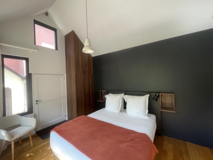 chambre d'hote avec tete de lit et volume cathédrale