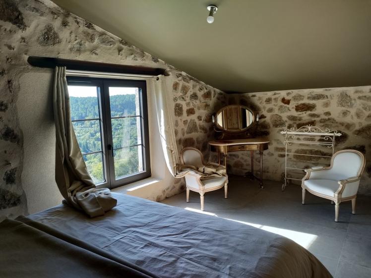 Intérieur – Chambre Aménagement intérieur d’une chambre dans un mas en pierre, avec création d’une ouverture cadrant le paysage.