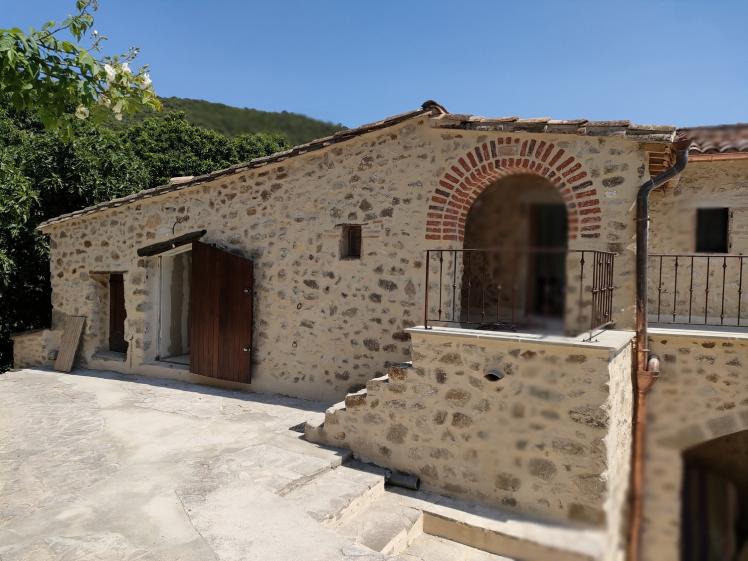 Rénovation de mas – Gard Rénovation d’un mas en pierre dans le Gard, comprenant la reprise des façades et la création d’ouvertures avec encadrements en pierre et briques.