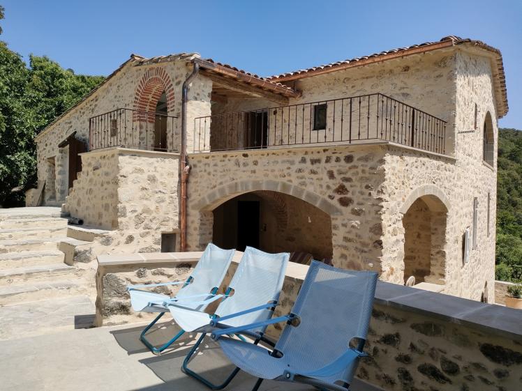 Terrasse – Mas rénové Aménagement d’une terrasse en lien avec les volumes existants, offrant une ouverture sur le paysage environnant.