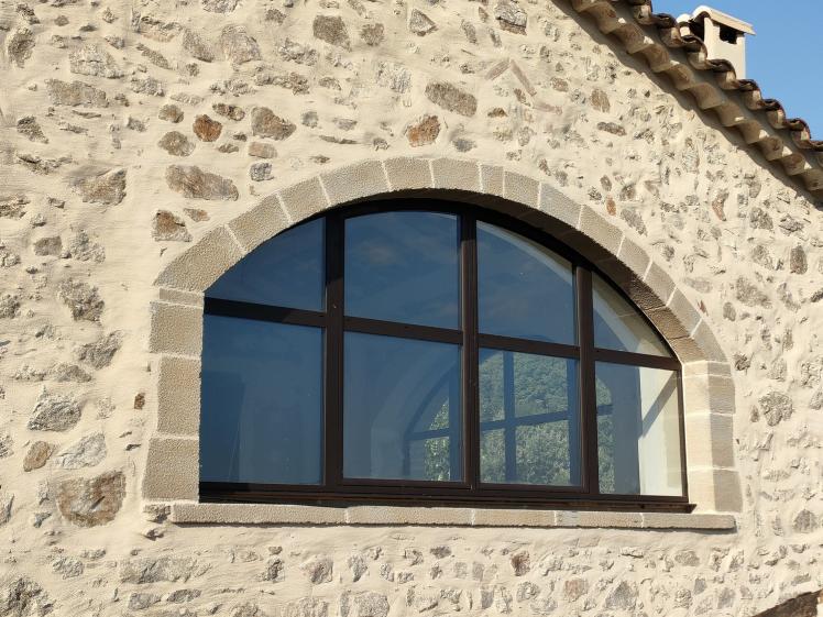 Détail d’ouverture – Pierre Création d’une ouverture avec encadrement en pierre de taille, intégrée au bâti existant.