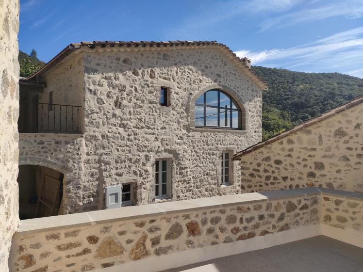 Menuiseries – Bâti ancien Mise en œuvre de menuiseries adaptées au bâti ancien, en cohérence avec les proportions existantes.