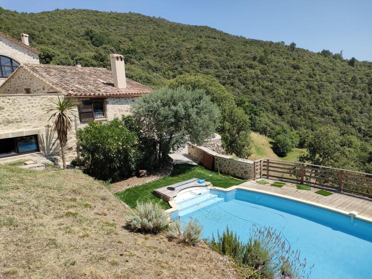 Aménagement extérieur – Piscine Aménagement des espaces extérieurs avec création d’une piscine, en lien avec la topographie du site.