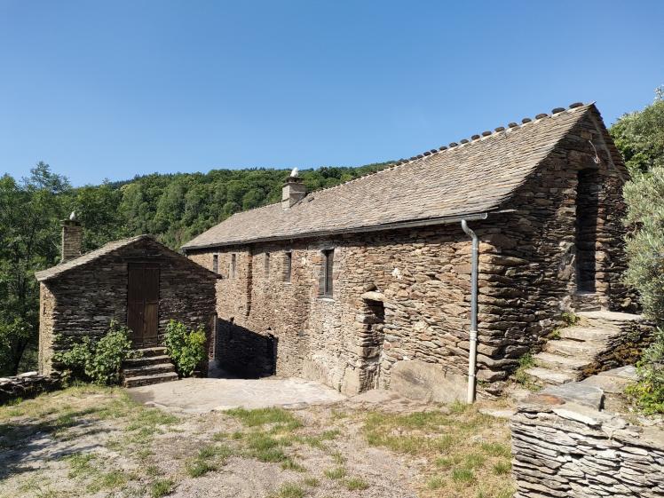 Ensemble architectural cévenol Composition du bâti restauré dans son environnement naturel, entre minéral et végétal.