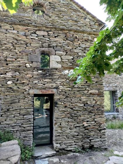 Ouverture traditionnelle Travail de restauration des encadrements en pierre et des percements existants.