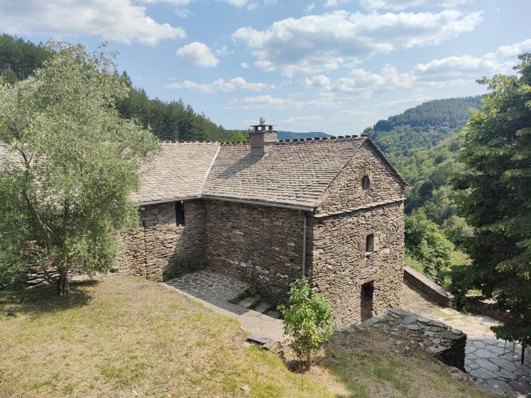 Toiture et paysage Toiture en lauze intégrée dans le paysage naturel des Cévennes.