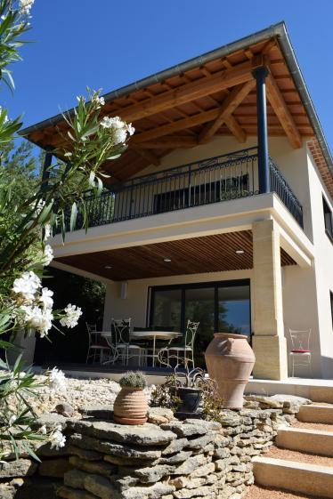 Construction d’une maison individuelle dans le Gard, comprenant la création de terrasses, un travail sur les volumes extérieurs et la mise en œuvre d’une charpente apparente.