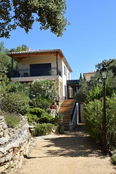 Implantation d’une maison individuelle sur un terrain en restanques, avec aménagement des accès et intégration paysagère.