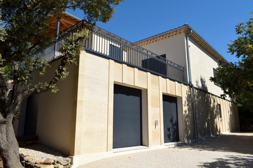 Traitement des façades avec mise en œuvre d’un parement en pierre de Vers et travail de calepinage, en lien avec les volumes existants.
