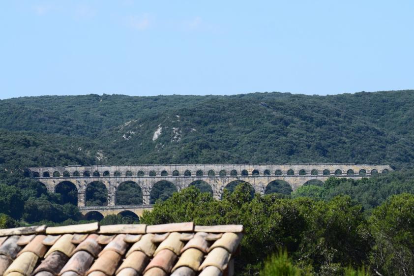 Vue depuis le projet sur le Pont du Gard, illustrant l’inscription de la construction dans son environnement paysager.