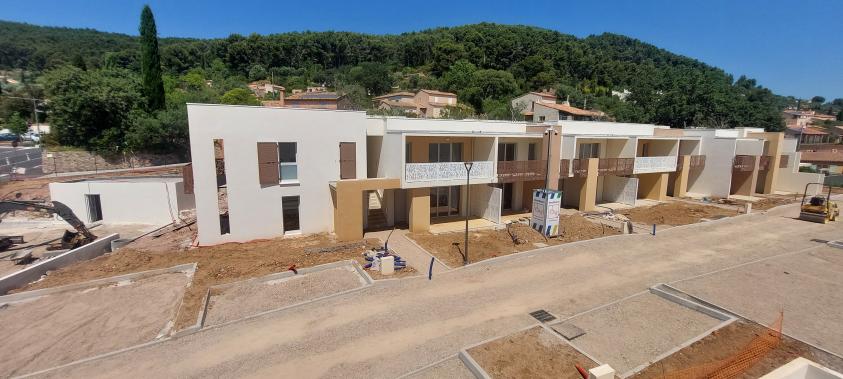 Vues facades sud est du Bat B . vue vesr l'Est VRD avant livraison