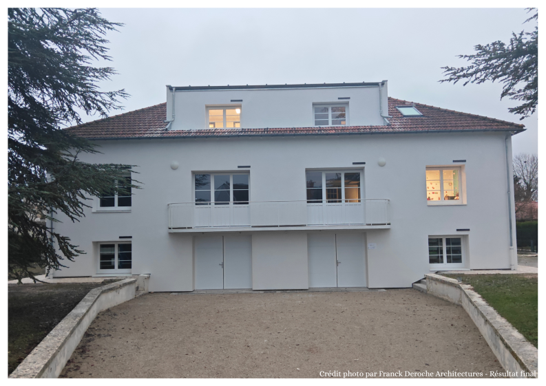 Vue de la façade avant du bâtiment