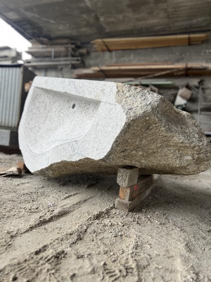 vasque taillée dans un bloc de granit du mont-blanc