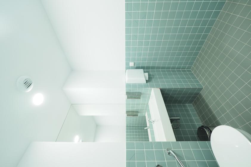 SANITAIRE BLEU CONTEMPORAIN