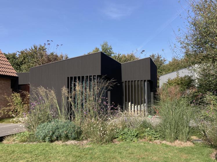 vue de l'extension depuis le jardin vue de l'extension depuis le jardin